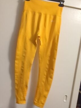 ECHT Seamless High-Waist Leggings in Mustard Yellow